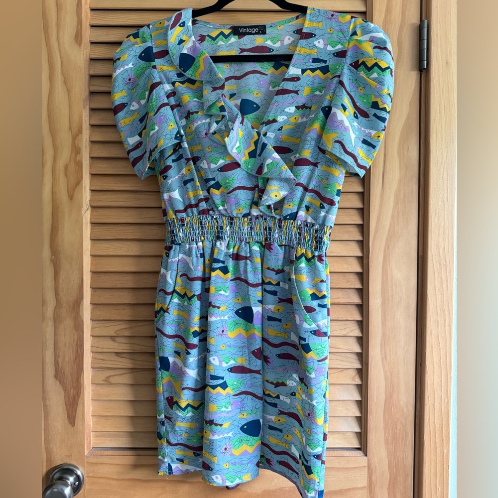 V-neck and puffy shoulder dress with fish pattern